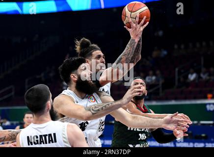 MANILA, 31 agosto 2023 (Xinhua) -- Issac Fotu (2nd R) della nuova Zelanda compete durante il round di classifica 17-32 match tra Messico e nuova Zelanda alla Coppa del mondo FIBA 2023 a Manila, nelle Filippine, il 31 agosto 2023. (Xinhua/He Changshan) Foto Stock