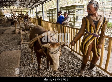 TURPAN, 2015 -- i turisti visitano un museo del pozzo di karez a Turpan, regione autonoma di Xinjiang Uygur della Cina nordoccidentale, 2 aprile 2015. I pozzi karez sono pozzi verticali e canali sotterranei che si estendono sotto forma di fossati e piccoli stagni. Il sistema di irrigazione karez, composto da pozzi verticali, canali sotterranei e sotterranei e piccoli bacini, fu costruito 2.000 anni fa ed è considerato una delle più grandi strutture artificiali antiche della Cina sopravvissute, insieme alla grande Muraglia e al Canal grande. Turpan, la regione più calda e secca della Cina, ha utilizzato il sistema karez per Foto Stock