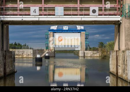 Francia, Gard, Aigues Mortes, le chiuse di Portes de Vidourle che consentono al Rodano di attraversare il fiume Vidourle e controllarne le inondazioni Foto Stock