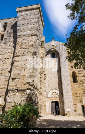 Francia, Herault, Villeneuve les Maguelone (Palavas Les Flots), Cattedrale di Saint-Pierre-et-Saint-Paul Maguelone del XII e XIII secolo, il po Foto Stock