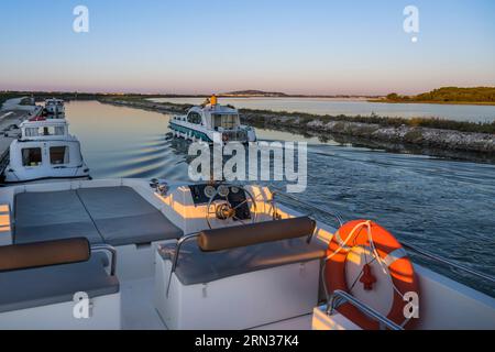 Francia, Herault, Frontignan, barca da diporto sul Rodano fino al Canale di Sète, Mont Saint-Clair a Sète sullo sfondo Foto Stock