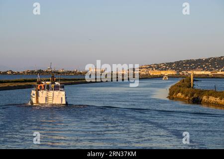 Francia, Herault, Frontignan, barca da diporto sul Rodano fino al Canale di Sète, Mont Saint-Clair a Sète sullo sfondo Foto Stock