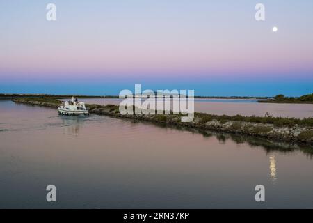 Francia, Herault, Frontignan, barca da diporto sul Rodano al Sète Canal al chiaro di luna, Mont Saint-Clair a Sète sullo sfondo Foto Stock