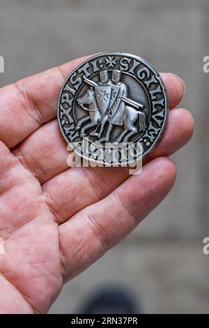 Francia, Gard, Aigues Mortes, riproduzione del sigillo dei Templari che rappresentano due cavalieri sullo stesso cavallo Foto Stock