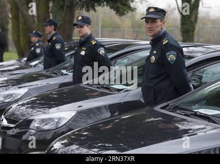 (150409) -- ZAGABRIA, 9 aprile 2015 -- gli agenti di polizia di frontiera croati si pongono accanto ai loro nuovi veicoli di pattuglia non marcati durante una cerimonia ufficiale presso l'Accademia di polizia di Zagabria, capitale della Croazia, il 9 aprile 2015. L'appalto di 50 veicoli nuovi fa parte del programma del Fondo europeo di Schengen per la Croazia. Il paese ha ricevuto 120 milioni di euro (129 milioni di dollari) dal fondo dello strumento Schengen dell'UE per rafforzare i controlli alle frontiere. Il governo croato ha annunciato la sua richiesta di diventare membro dell'area Schengen, attualmente a 26 nazioni, che Bruxelles valuterà nel 2016. ) Foto Stock