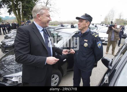 (150409) -- ZAGABRIA, 9 aprile 2015 -- il ministro degli interni croato Ranko Ostojic (L) consegna una nuova chiave del veicolo di pattuglia a un agente di polizia di frontiera durante una cerimonia ufficiale presso l'Accademia di polizia di Zagabria, capitale della Croazia, il 9 aprile 2015. L'appalto di 50 veicoli nuovi fa parte del programma del Fondo europeo di Schengen per la Croazia. Il paese ha ricevuto 120 milioni di euro (129 milioni di dollari) dal fondo dello strumento Schengen dell'UE per rafforzare i controlli alle frontiere. Il governo croato ha annunciato la sua richiesta di diventare membro dell'area Schengen, attualmente 26-nazione, che Brusse Foto Stock