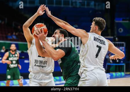 MANILA, 31 agosto 2023 (Xinhua) -- Joshua Ibarra del Messico (C) gareggia durante il round di classifica 17-32 match tra Messico e nuova Zelanda alla Coppa del mondo FIBA 2023 a Manila, nelle Filippine, il 31 agosto 2023. (Xinhua/Rouelle Umali) Foto Stock