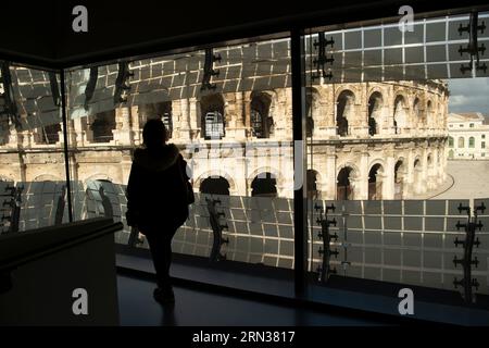 Francia, Gard, Nimes, Museo Romanity (Musée de la Romanite) dell'architetto Elizabeth de Portzamparc, l'anfiteatro dell'arena si affaccia Foto Stock