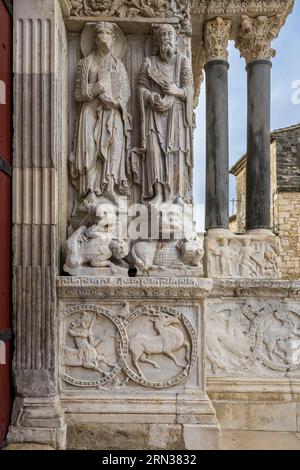 Francia, Gard, Saint Gilles du Gard, chiesa abbaziale di Saint-Gilles del XII-XIII secolo, classificata Patrimonio dell'Umanità dall'UNESCO sotto i percorsi per Santiago de Compostela in Francia, sculture della facciata orientale in stile romanico provenzale, capitale corinzio, statua raffigurante San Peter a sinistra Foto Stock