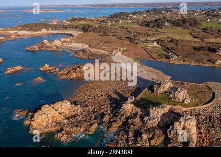 Francia, Cotes-d'Armor, Cote d'Ajoncs, Plougrescant, sito del Plougrescant Gouffre, la piccola casa di Castel MEUR, qualsiasi rappresentanza per uso commerciale di questa casa è proibita, e il luogo chiamato la Pointe du Chateau sullo sfondo (vista aerea) Foto Stock
