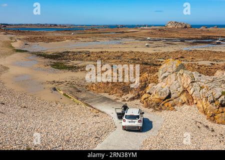 Francia, Cotes-d'Armor, Cote d'Ajoncs, Plougrescant, Pors (Porz) Scaff Cove in bassa marea, fine della strada (vista aerea) Foto Stock