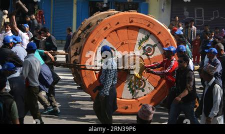 (150411) -- LALITPUR, 11 aprile 2015 -- Poeple Pull New Built Wheels of Rato Machhendranath Chariot durante la preparazione dell'imminente Rato Machhendranath Chariot Festival a Lalitpur, Nepal, 11 aprile 2015. Le quattro ruote del carro Rato Machhendranath vengono cambiate una volta ogni dodici anni. Rato Machhindranath è noto come il dio della pioggia e sia indù che buddisti adorano Machhindranath per una buona pioggia per prevenire la siccità durante la stagione del raccolto del riso. NEPAL-LALITPUR-WHEEL-RATO MACHHENDRANATH CARRO SunilxSharma PUBLICATIONxNOTxINxCHN Lalitpur 11 aprile 2015 Pull New Foto Stock