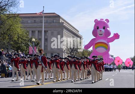 (150411) -- WASHINGTON D.C., 11 aprile 2015 -- i soldati di una banda militare partecipano all'annuale Cherry Blossom Festival Parade lungo Constitution Avenue a Washington D.C., capitale degli Stati Uniti, 11 aprile 2015. La sfilata è uno dei più grandi eventi pubblici della capitale statunitense, che attira circa 100.000 spettatori da tutto il mondo. U.S.-WASHINGTON D.C.-CHERRY BLOSSOM-FESTIVAL YinxBogu PUBLICATIONxNOTxINxCHN Washington D C 11 aprile 2015 Soldiers of a Military Tie partecipano all'annuale Cherry Blossom Festival Parade lungo Constitution Avenue a Washington DC capitale degli Stati Uniti Foto Stock