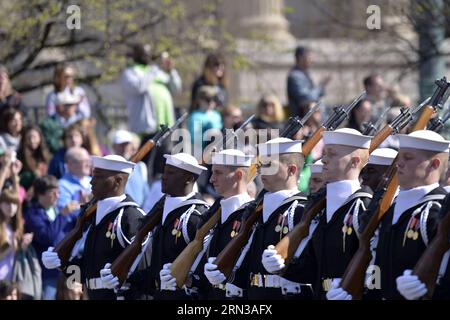 (150411) -- WASHINGTON D.C., 11 aprile 2015 -- le guardie d'onore partecipano all'annuale Cherry Blossom Festival Parade lungo la Constitution Avenue a Washington D.C., capitale degli Stati Uniti, 11 aprile 2015. La sfilata è uno dei più grandi eventi pubblici della capitale statunitense, che attira circa 100.000 spettatori da tutto il mondo. U.S.-WASHINGTON D.C.-CHERRY BLOSSOM-FESTIVAL YinxBogu PUBLICATIONxNOTxINxCHN Washington D C 11 aprile 2015 Honour Guards partecipa all'annuale Cherry Blossom Festival Parade lungo Constitution Avenue a Washington D C capitale degli Stati Uniti 11 aprile 2015 la Parata È Foto Stock