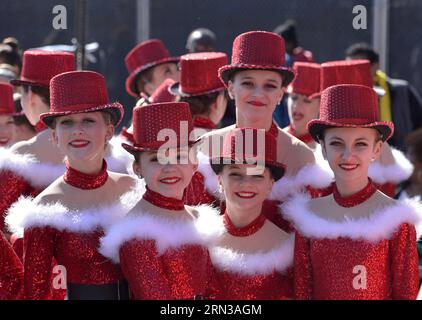 (150411) -- WASHINGTON D.C., 11 aprile 2015 -- le ragazze si esibiscono durante l'annuale Cherry Blossom Festival Parade lungo la Constitution Avenue a Washington D.C., capitale degli Stati Uniti, 11 aprile 2015. La sfilata è uno dei più grandi eventi pubblici della capitale statunitense, che attira circa 100.000 spettatori da tutto il mondo. U.S.-WASHINGTON D.C.-CHERRY BLOSSOM-FESTIVAL YinxBogu PUBLICATIONxNOTxINxCHN Washington D C 11 aprile 2015 le ragazze si esibiscono durante l'annuale Cherry Blossom Festival Parade lungo la Constitution Avenue a Washington D C capitale degli Stati Uniti 11 aprile 2015 la Parade È Foto Stock