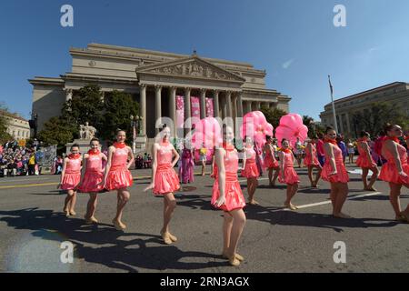 (150411) -- WASHINGTON D.C., 11 aprile 2015 -- le ragazze si esibiscono durante l'annuale Cherry Blossom Festival Parade lungo la Constitution Avenue a Washington D.C., capitale degli Stati Uniti, 11 aprile 2015. La sfilata è uno dei più grandi eventi pubblici della capitale statunitense, che attira circa 100.000 spettatori da tutto il mondo. U.S.-WASHINGTON D.C.-CHERRY BLOSSOM-FESTIVAL YinxBogu PUBLICATIONxNOTxINxCHN Washington D C 11 aprile 2015 le ragazze si esibiscono durante l'annuale Cherry Blossom Festival Parade lungo la Constitution Avenue a Washington D C capitale degli Stati Uniti 11 aprile 2015 la Parade È Foto Stock