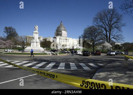 (150411) -- WASHINGTON D.C., 11 aprile 2015 -- i poliziotti sorvegliano Capitol Hill dopo una sparatoria a Washington D.C., negli Stati Uniti, 11 aprile 2015. Sabato sono stati sparati colpi di arma da fuoco sul fronte occidentale del Campidoglio, portando ad un blocco di sicurezza al complesso. Confermato: Arma da fuoco autoinflitta da un soggetto neutralizzato, ha detto la portavoce della polizia di Capitol Kimberly Schneider. US-WASHINGTON D.C.-CAPITOL-SHOOTING GexXiangwen PUBLICATIONxNOTxINxCHN Washington D C 11 aprile 2015 Guardia di polizia A Capitol Hill dopo una sparatoria a Washington D C gli Stati Uniti 11 aprile 2015 sono stati SPARATI A Th Foto Stock