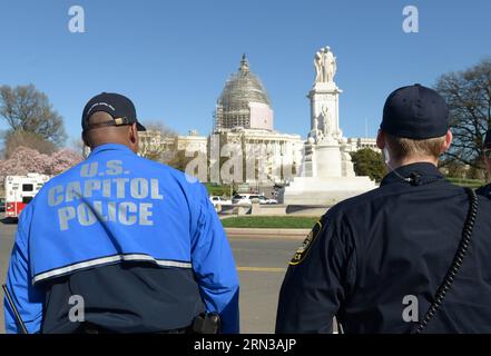 (150411) -- WASHINGTON D.C., 11 aprile 2015 -- i poliziotti sorvegliano Capitol Hill dopo una sparatoria a Washington D.C., negli Stati Uniti, 11 aprile 2015. Sabato sono stati sparati colpi di arma da fuoco sul fronte occidentale del Campidoglio, portando ad un blocco di sicurezza al complesso. Confermato: Arma da fuoco autoinflitta da un soggetto neutralizzato, ha detto la portavoce della polizia di Capitol Kimberly Schneider. US-WASHINGTON D.C.-CAPITOL-SHOOTING YinxBogu PUBLICATIONxNOTxINxCHN Washington D C 11 aprile 2015 Guardia di polizia A Capitol Hill dopo una sparatoria a Washington D C gli Stati Uniti 11 aprile 2015 sono stati SPARATI A W Foto Stock