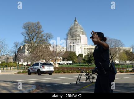 (150411) -- WASHINGTON D.C., 11 aprile 2015 -- i poliziotti sorvegliano Capitol Hill dopo una sparatoria a Washington D.C., negli Stati Uniti, 11 aprile 2015. Sabato sono stati sparati colpi di arma da fuoco sul fronte occidentale del Campidoglio, portando ad un blocco di sicurezza al complesso. Confermato: Arma da fuoco autoinflitta da un soggetto neutralizzato, ha detto la portavoce della polizia di Capitol Kimberly Schneider. US-WASHINGTON D.C.-CAPITOL-SHOOTING YinxBogu PUBLICATIONxNOTxINxCHN Washington D C 11 aprile 2015 Guardia di polizia A Capitol Hill dopo una sparatoria a Washington D C gli Stati Uniti 11 aprile 2015 sono stati SPARATI A W Foto Stock