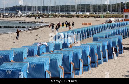 31 agosto 2023, Meclemburgo-Pomerania occidentale, Kühlungsborn: Solo pochi naviganti godono del sole del Mar Baltico, la maggior parte delle sdraio sono vuote. Foto: Bernd Wüstneck/dpa Foto Stock