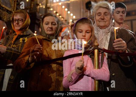 (150411) -- MOSCA, 11 aprile 2015 -- la gente tiene le candele mentre assiste a un servizio di Pasqua ortodossa nella Cattedrale di Cristo Salvatore a Mosca, in Russia, 11 aprile 2015. ) RUSSIA-MOSCA-PUTIN-ORTODOSSO-PASQUA PavelxBednyakov PUBLICATIONxNOTxINxCHN Mosca 11 aprile 2015 le celebrità tengono le candele mentre assistono al servizio di Pasqua ortodossa nella cattedrale di Cristo Salvatore a Mosca Russia 11 aprile 2015 Russia Putin ortodossa Pasqua PUBLICATIONxNOTxINxCHN Foto Stock