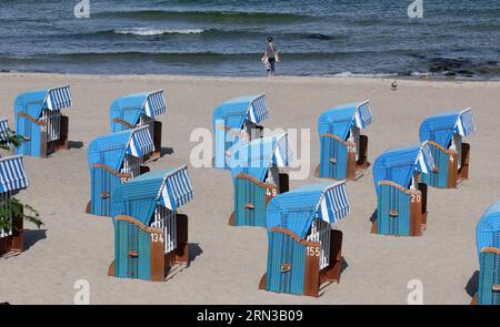 31 agosto 2023, Meclemburgo-Pomerania occidentale, Kühlungsborn: Solo pochi naviganti godono del sole del Mar Baltico, la maggior parte delle sdraio sono vuote. Foto: Bernd Wüstneck/dpa Foto Stock