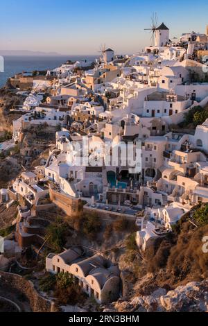 Grèce, arcipelago delle Cicladi, isola di Santorin, villaggio di Oia dalle rovine del castello di Agios Nikolaos Foto Stock