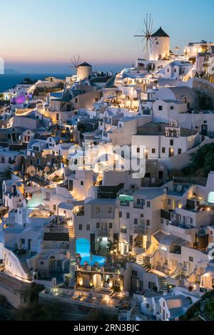 Grèce, arcipelago delle Cicladi, isola di Santorin, villaggio di Oia dalle rovine del castello di Agios Nikolaos Foto Stock