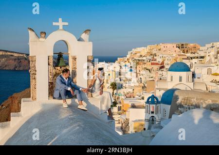 Grèce, arcipelago delle Cicladi, isola di Santorin, villaggio di Oia, giovane sposato, scattare foto Foto Stock