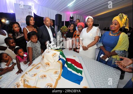 (150412) -- DURBAN, 12 aprile 2015 -- il presidente sudafricano Jacob Zuma (C) cerca di tagliare la torta di compleanno con i suoi familiari durante un raduno privato della famiglia nella residenza ufficiale presidenziale di Durban, in Sudafrica, il 12 aprile 2015. Jacob Zuma ha celebrato domenica il suo 73esimo compleanno con il desiderio che tutti i sudafricani vivessero insieme in pace e armonia . DOC/) SUD AFRICA-DURBAN-PRESIDENT-ZUMA-73ESIMO COMPLEANNO ElmondxJiyane PUBLICATIONxNOTxINxCHN Durban 12 aprile 2015 il presidente sudafricano Jacob Zuma C cerca di tagliare la torta di compleanno con i suoi membri della famiglia durante un privato Foto Stock