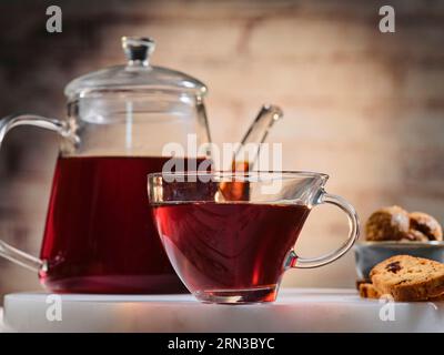 servizio fotografico con teiera e miele sullo sfondo. fotografia con bustine di tè Foto Stock