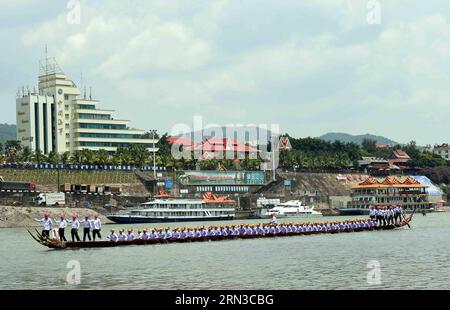 La gente del posto corre su barche draghi per celebrare il nuovo anno del gruppo etnico dai nella città di Jinghong, prefettura autonoma dai di Xishuangbanna, provincia dello Yunnan nel sud-ovest della Cina, 13 aprile 2015. Il lunedì segna il nuovo anno del gruppo etnico dai, che è anche chiamato festa degli spruzzi d'acqua. Varie attività sono state tenute dal fiume Lancang per festeggiare. ) (mt) GRUPPO ETNICO CINA-YUNNAN-DAI-CAPODANNO (CN) YangxZongyou PUBLICATIONxNOTxINxCHN celebrità locali corsa Dragon Boats per celebrare il nuovo anno del gruppo etnico dai nella città di Jinghong prefettura autonoma di Xishuangbanna Southwest Foto Stock