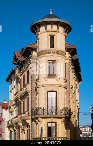 Francia, Pirenei Atlantici, costa dei Paesi Baschi, Saint Jean de Luz, villa sulla spiaggia lungo la passeggiata Jacques Thibaud Foto Stock