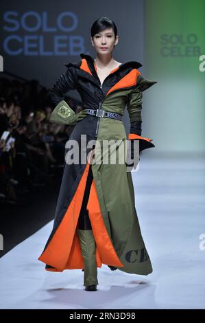 (150414) - SHANGHAI, 13 aprile 2015 - la cantante e attrice di Hong Kong Vivian Chow presenta una creazione di HTDG e SOLO CELEB. Durante la Shanghai Fashion Week Autunno/Inverno 2015 nella Shanghai orientale della Cina, 13 aprile 2015. HTDG E SOLO CELEB. Sono due marchi di moda fondati dalla celebrità di Hong Kong Ku Kui Kei. (mp) SETTIMANA DELLA MODA CINA-SHANGHAI(CN) GuoxChangyao PUBLICATIONxNOTxINxCHN Shanghai 13 aprile 2015 Hong Kong la cantante e attrice Vivian Chow presenta una creazione e un solo Celeb durante la settimana della moda di Shanghai 2015 Autunno Inverno nella Cina orientale Shanghai 13 aprile 2015 e solo Celeb sono due Foto Stock