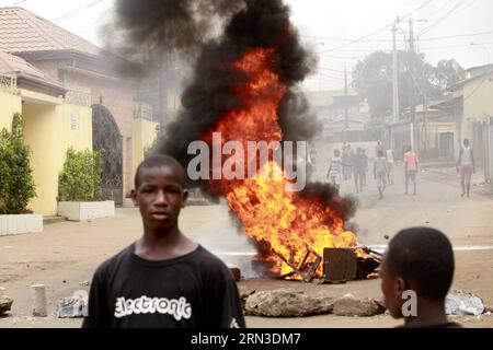 (150414) -- CONAKRY, 13 aprile 2015 -- i manifestanti bruciano scrivanie e sedie durante una protesta a Conakry, capitale della Guinea, 13 aprile 2015. La protesta di opposizione della Guinea contro l'insicurezza diventa violenta lunedì a Conakry, ferendo dieci persone, tra cui un personale di sicurezza. ) (Dzl) GUINEA-CONAKRY-PROTESTA YoussoufxBah PUBLICATIONxNOTxINxCHN Conakry 13 aprile 2015 manifestanti Burn scrivanie e sedie durante una protesta a Conakry capitale della Guinea 13 aprile 2015 la protesta di opposizione della Guinea contro l'insicurezza diventa violenta lunedì a Conakry ferendo dieci celebrità tra cui un personale di sicurezza dzl Guin Foto Stock