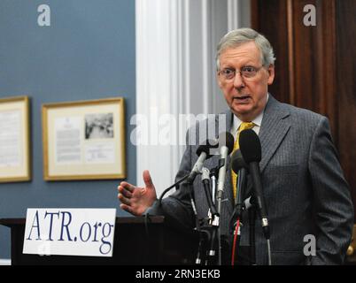 (150414)-- WASHINGTON D.C., 14 aprile 2015 -- il leader della maggioranza del Senato degli Stati Uniti Mitch McConnell parla durante la conferenza stampa annuale della vigilia del giorno delle imposte di American for Tax Reform a Capitol Hill a Washington D.C., capitale degli Stati Uniti, 14 aprile 2015. La giornata fiscale degli Stati Uniti, che sarà il 15 aprile 2015, è un termine colloquiale per il giorno in cui le dichiarazioni dei redditi individuali sono dovute al governo federale. ) U.S.-WASHINGTON D.C.-GIORNO DELLE TASSE EVE-CONFERENZA STAMPA BaoxDandan PUBLICATIONxNOTxINxCHN Washington D C 14 aprile 2015 il leader della maggioranza del Senato degli Stati Uniti Mitch McConnell parla durante gli americani per Ta Foto Stock