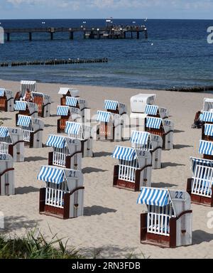 31 agosto 2023, Meclemburgo-Pomerania occidentale, Kühlungsborn: Solo pochi naviganti godono del sole del Mar Baltico, la maggior parte delle sdraio sono vuote. Foto: Bernd Wüstneck/dpa Foto Stock