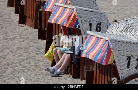 31 agosto 2023, Meclemburgo-Pomerania occidentale, Kühlungsborn: Solo pochi naviganti godono del sole del Mar Baltico, la maggior parte delle sdraio sono vuote. Foto: Bernd Wüstneck/dpa Foto Stock