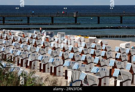 31 agosto 2023, Meclemburgo-Pomerania occidentale, Kühlungsborn: Solo pochi naviganti godono del sole del Mar Baltico, la maggior parte delle sdraio sono vuote. Foto: Bernd Wüstneck/dpa Foto Stock