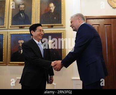 (150415) -- MOSCA, 15 aprile 2015 -- Consigliere di Stato cinese e ministro della pubblica sicurezza Guo Shengkun (L) stringe la mano al ministro degli interni russo Vladimir Kolokoltsev a Mosca, Russia, 15 aprile 2015. ) RUSSIA-MOSCA-CINA-GUO SHENGKUN-KOLOKOLTSEV DaixTianfang PUBLICATIONxNOTxINxCHN Mosca 15 aprile 2015 Consiglieri di Stato cinesi e Ministri della pubblica sicurezza Guo Shengkun l Shakes Hands with Russian Interior Minister Vladimir Kolokoltsev a Mosca Russia 15 aprile 2015 Russia Mosca Cina Guo Shengkun Kolokoltsev PUBLICATIONXNOTxINCHN Foto Stock