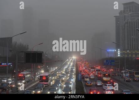 (150415) -- PECHINO, 15 aprile 2015 -- foto scattata il 15 aprile 2015 mostra la città di Pechino coperta da tempesta di sabbia. Pechino è stata colpita da una tempesta moderata da mercoledì sera a notte, e l'Osservatorio meteorologico di Pechino ha emesso un allarme giallo per la tempesta di sabbia il mercoledì pomeriggio. ) CINA-PECHINO-TEMPESTA DI SABBIA LuoxXiaoguang PUBLICATIONxNOTxINxCHN Pechino 15 aprile 2015 la foto scattata IL 15 aprile 2015 mostra la città di Pechino coperta dalla tempesta di sabbia di Pechino che ha colpito il Gale moderato da mercoledì sera a notte e l'Osservatorio meteorologico di Pechino ha emesso un avviso giallo per tempesta di sabbia SU WE Foto Stock