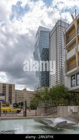 La Defense Paris, Francia - 08 30 2023: La Defense District. Vista panoramica del quartiere delle torri della difesa Foto Stock