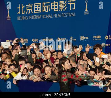 (150416) - PECHINO, 16 aprile 2015 - l'attrice di Hong Kong Kelly Chen interagisce con i fan camminando sul tappeto rosso durante la cerimonia di apertura del quinto Festival internazionale del cinema di Pechino (BJIFF) a Pechino, capitale della Cina, il 16 aprile 2015. Il BJIFF ha dato il via giovedì e durerà fino al 23 aprile). (Wjq) CHINA-BEIJING-FILM FESTIVAL-OPENING (CN) ShenxBohan PUBLICATIONxNOTxINxCHN Pechino 16 aprile 2015 l'attrice di Hong Kong Kelly Chen interagisce con i sostenitori quando cammina il tappeto rosso durante la cerimonia di apertura del quinto Festival internazionale del cinema di Pechino a Pechino capitale del Chin Foto Stock