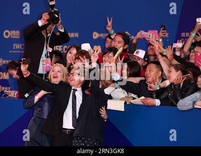 (150416) -- PECHINO, 16 aprile 2015 -- ospiti illustri fanno un selfie con i fan durante la cerimonia di apertura del quinto Festival internazionale del cinema di Pechino (BJIFF) a Pechino, capitale della Cina, 16 aprile 2015. Il BJIFF ha dato il via giovedì e durerà fino al 23 aprile). (mt) CHINA-BEIJING-FILM FESTIVAL-OPENING (CN) XingxGuangli PUBLICATIONxNOTxINxCHN Pechino 16 aprile 2015 ospiti illustri si esibiscono con i sostenitori durante la cerimonia di apertura del Quinto Festival internazionale del cinema di Pechino, capitale cinese, 16 aprile 2015 Foto Stock