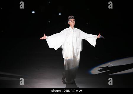 (150416) -- PECHINO, 16 aprile 2015 -- un attore si esibisce alla cerimonia di apertura del 5° Beijing International Film Festival (BJIFF) a Pechino, capitale della Cina, 16 aprile 2015. Il BJIFF ha dato il via giovedì e durerà fino al 23 aprile). (mt) CHINA-BEIJING-FILM FESTIVAL-OPENING (CN) CaixYang PUBLICATIONxNOTxINxCHN Pechino 16 aprile 2015 To Actor si esibisce ALLA cerimonia di apertura del 5° Beijing International Film Festival a Pechino capitale della Cina 16 aprile 2015 il calcio d'inizio giovedì e verrà caricato fino al 23 aprile Mt China Beijing Film Festival Opening CN PUBLICATIONxNOTxINxCHN Foto Stock