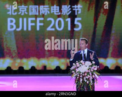 (150416) -- PECHINO, 16 aprile 2015 -- la star del cinema Arnold Schwarzenegger affronta la cerimonia di apertura del 5° Beijing International Film Festival (BJIFF) a Pechino, capitale della Cina, 16 aprile 2015. Il BJIFF ha dato il via giovedì e durerà fino al 23 aprile). (mt) CHINA-BEIJING-FILM FESTIVAL-OPENING (CN) GaoxJing PUBLICATIONxNOTxINxCHN Pechino 16 aprile 2015 la star del cinema Arnold Schwarzenegger si rivolge alla cerimonia di apertura del 5° Festival internazionale del cinema di Pechino, capitale cinese, 16 aprile 2015 il film è stato inaugurato giovedì e verrà caricato fino al 23 aprile Mt China Beijing Film Fe Foto Stock