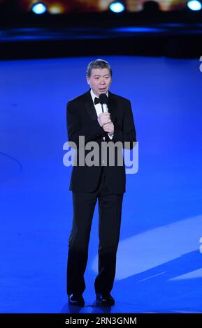 (150416) - PECHINO, 16 aprile 2015 - il regista cinese Feng Xiaogang affronta la cerimonia di apertura del 5° Festival internazionale del cinema di Pechino (BJIFF) a Pechino, capitale della Cina, 16 aprile 2015. Il BJIFF ha dato il via giovedì e durerà fino al 23 aprile). (mt) CHINA-BEIJING-FILM FESTIVAL-OPENING (CN) LuoxXiaoguang PUBLICATIONxNOTxINxCHN Pechino 16 aprile 2015 il regista cinese Feng Xiaogang affronta la cerimonia di apertura del 5° Festival internazionale del cinema di Pechino, capitale cinese, 16 aprile 2015 Foto Stock
