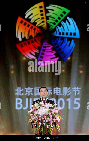 (150416) -- PECHINO, 16 aprile 2015 -- Wang Anshun, sindaco della città di Pechino, partecipa alla cerimonia di apertura del quinto Festival internazionale del cinema di Pechino (BJIFF) a Pechino, capitale della Cina, 16 aprile 2015. Il BJIFF ha dato il via giovedì e durerà fino al 23 aprile). (Yxb) CHINA-BEIJING-FILM FESTIVAL-OPENING (CN) XingxGuangli PUBLICATIONxNOTxINxCHN Pechino 16 aprile 2015 Wang Anshun sindaco della città di Pechino partecipa alla cerimonia di apertura del Quinto Festival internazionale del cinema di Pechino, capitale cinese, 16 aprile 2015 Foto Stock