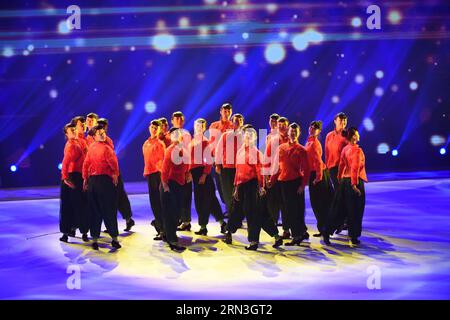 (150416) -- PECHINO, 16 aprile 2015 -- gli artisti si esibiscono durante la cerimonia di apertura del quinto Festival internazionale del cinema di Pechino (BJIFF) a Pechino, capitale della Cina, 16 aprile 2015. Il BJIFF ha dato il via giovedì e durerà fino al 23 aprile). (Yxb) CHINA-BEIJING-FILM FESTIVAL-OPENING (CN) LuoxXiaoguang PUBLICATIONxNOTxINxCHN Pechino 16 aprile 2015 gli artisti si esibiscono durante la cerimonia di apertura del Quinto Festival internazionale del cinema di Pechino a Pechino capitale della Cina 16 aprile 2015 il calcio d'inizio giovedì e si carica fino al 23 aprile China Beijing Film Festival Opening CN PUBLICA Foto Stock