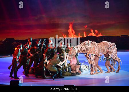 (150416) -- PECHINO, 16 aprile 2015 -- gli artisti si esibiscono durante la cerimonia di apertura del quinto Festival internazionale del cinema di Pechino (BJIFF) a Pechino, capitale della Cina, 16 aprile 2015. Il BJIFF ha dato il via giovedì e durerà fino al 23 aprile). (Yxb) CHINA-BEIJING-FILM FESTIVAL-OPENING (CN) LuoxXiaoguang PUBLICATIONxNOTxINxCHN Pechino 16 aprile 2015 gli artisti si esibiscono durante la cerimonia di apertura del Quinto Festival internazionale del cinema di Pechino a Pechino capitale della Cina 16 aprile 2015 il calcio d'inizio giovedì e si carica fino al 23 aprile China Beijing Film Festival Opening CN PUBLICA Foto Stock